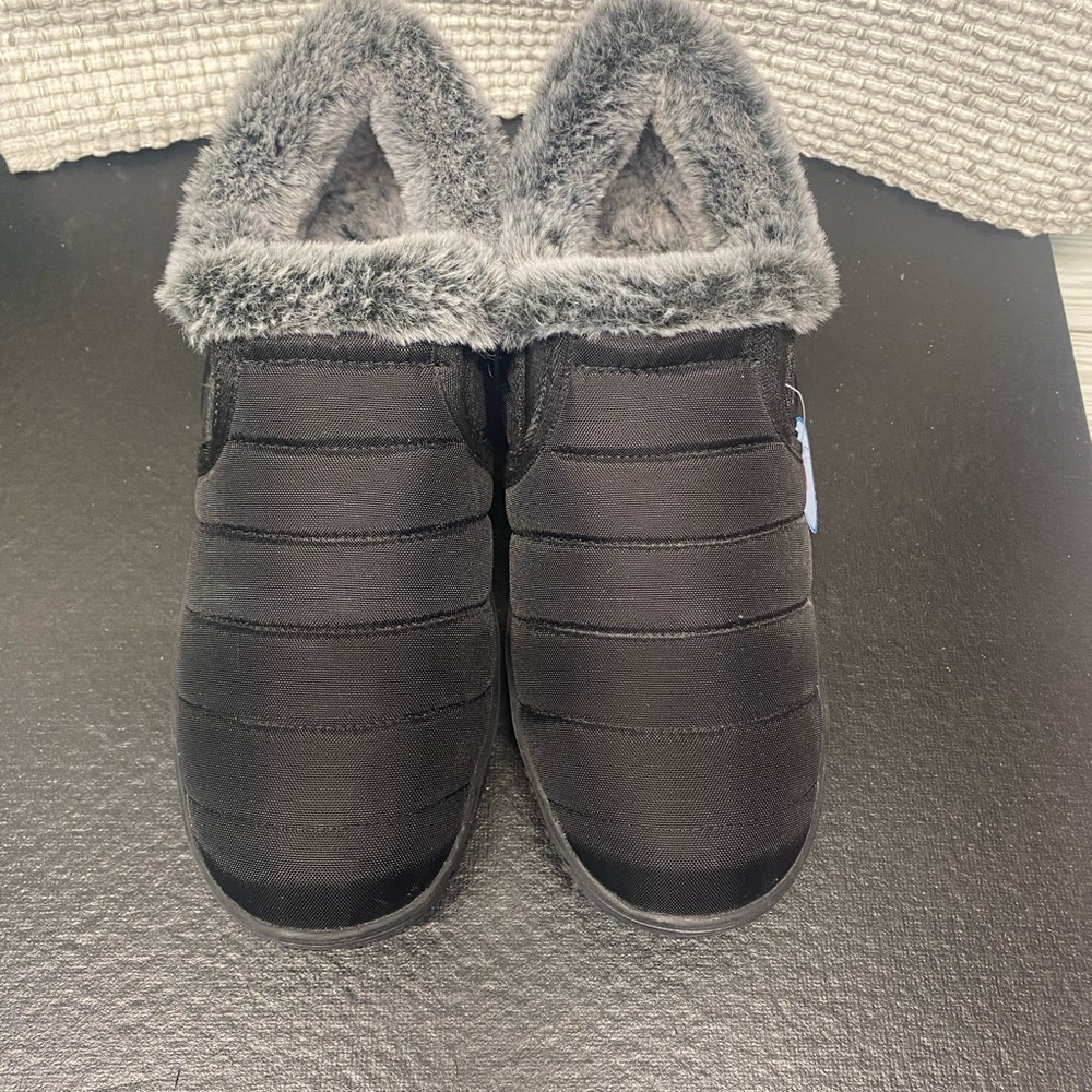 Ladies Black Minnetonka Fur Liner Waterproof Slip on Size 9